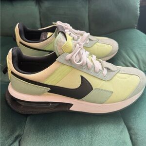 Nike Women’s Waffle Debut sz 8 NEON GREEN EUC